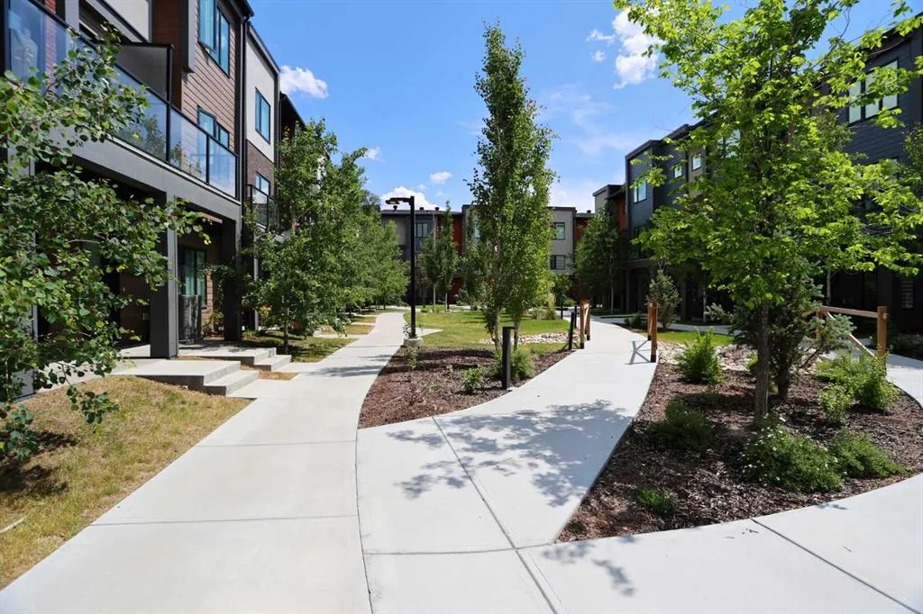 255 Greenbriar Common NW
