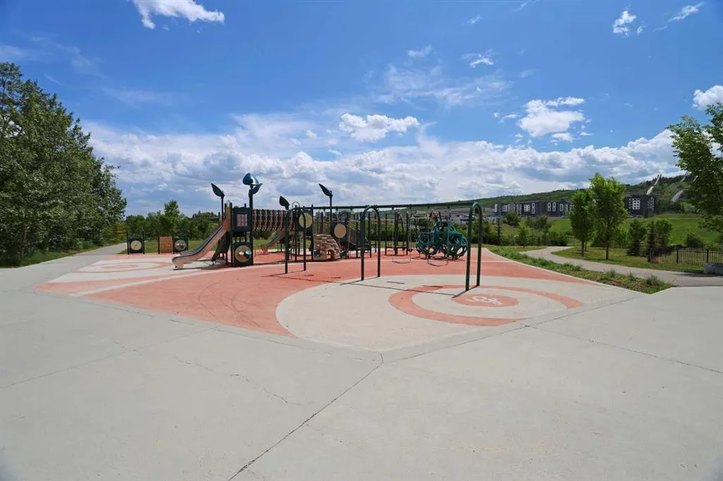 255 Greenbriar Common NW