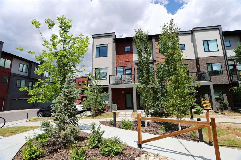 255 Greenbriar Common NW
