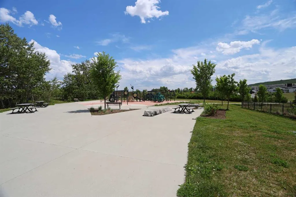 255 Greenbriar Common NW