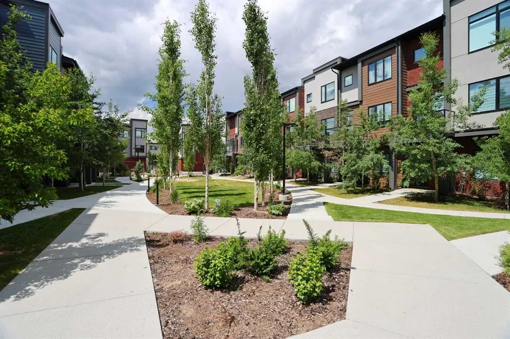 255 Greenbriar Common NW
