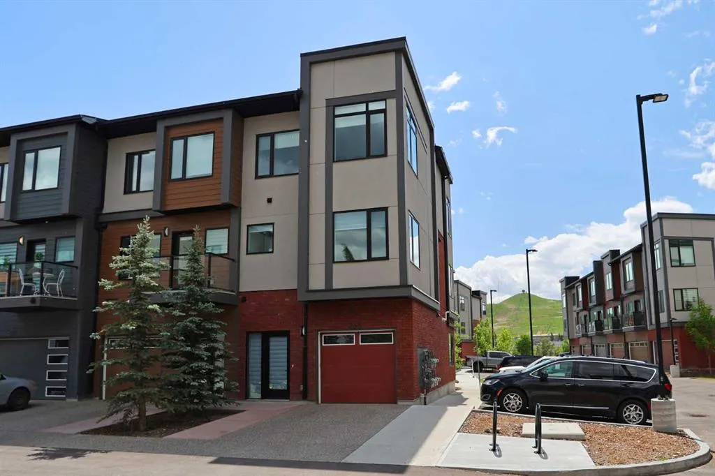 255 Greenbriar Common NW