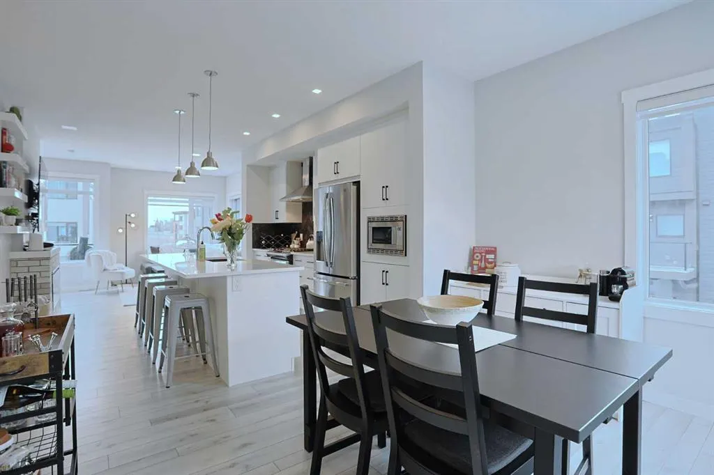 255 Greenbriar Common NW