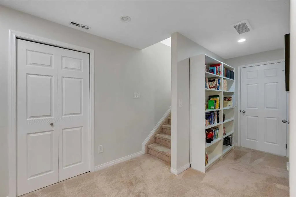 121 Rockbluff Place NW