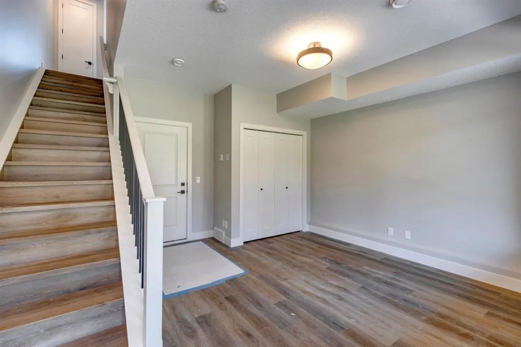 81 Royal Elm Green NW