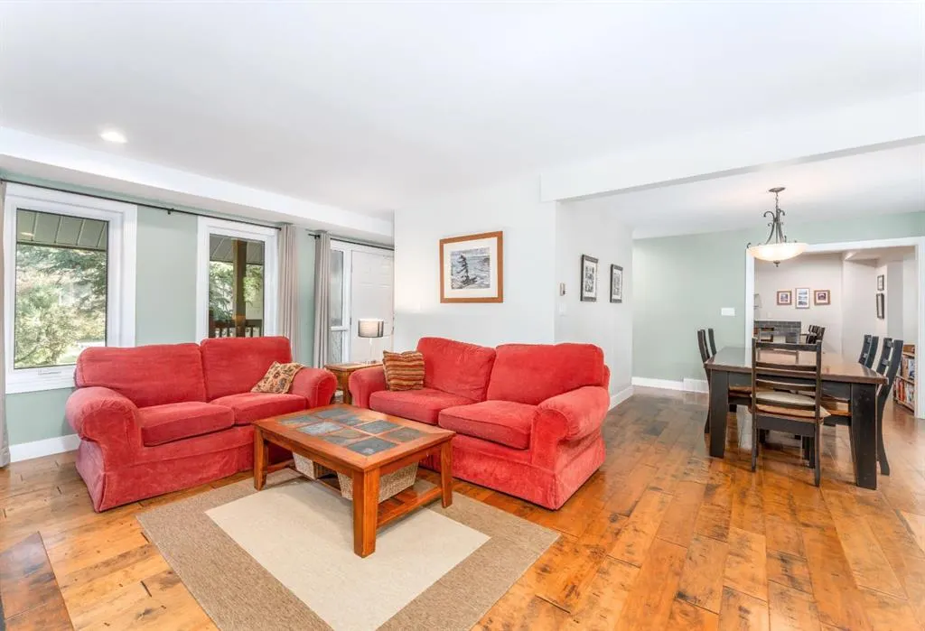 4 Woodside Lane