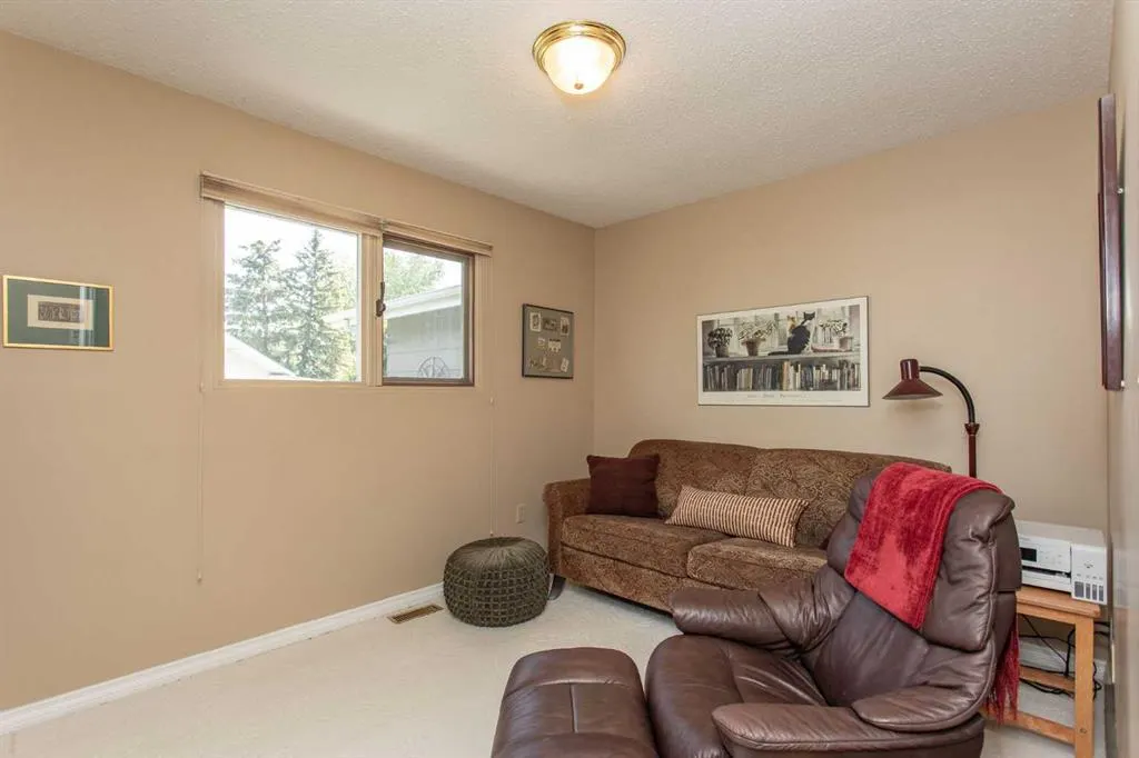 19 Oyen Crescent