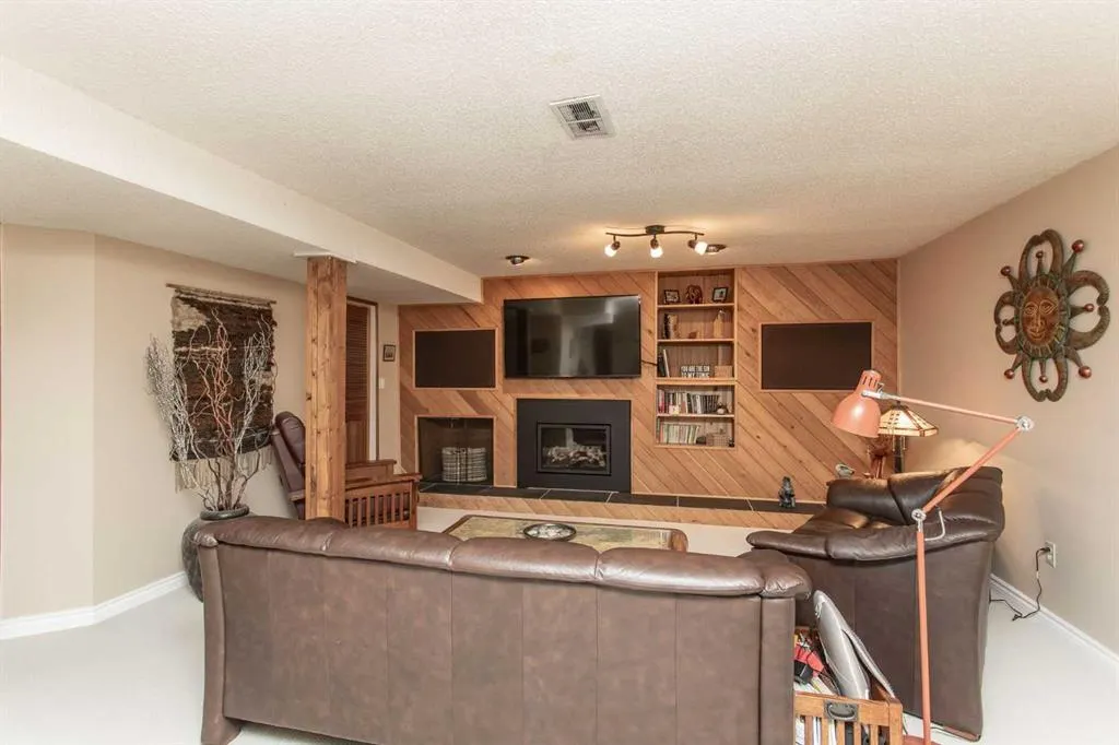 19 Oyen Crescent
