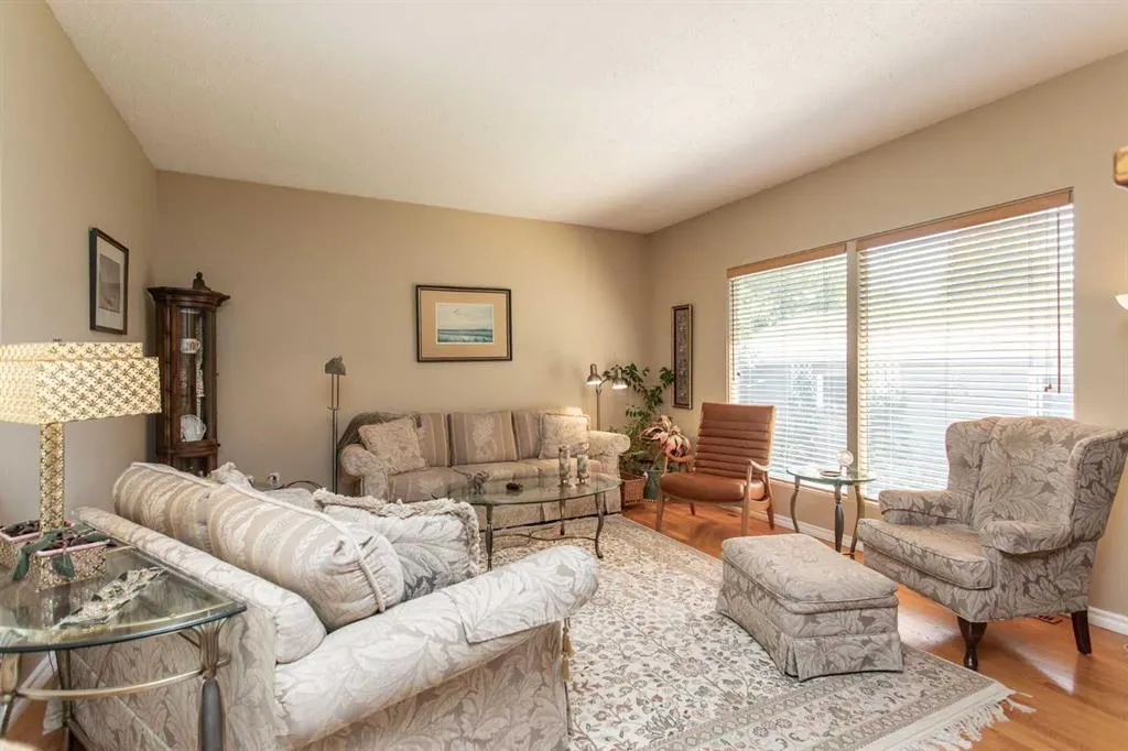 19 Oyen Crescent