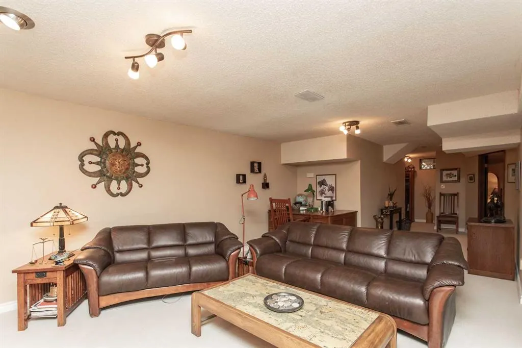 19 Oyen Crescent