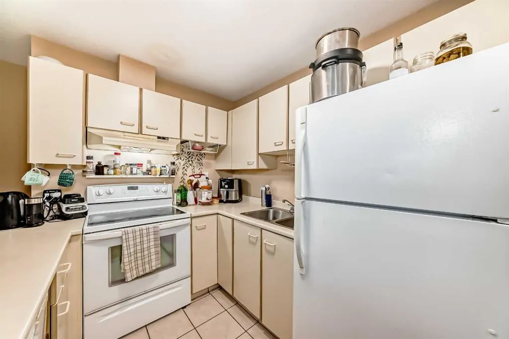 2033 Edenwold Heights NW, #33