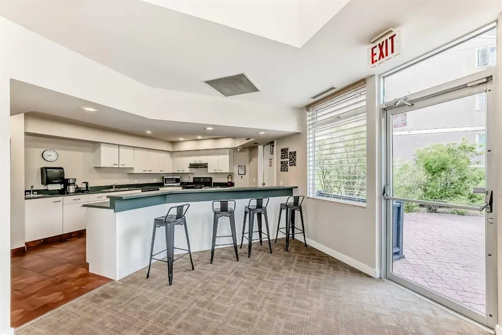 2033 Edenwold Heights NW, #33