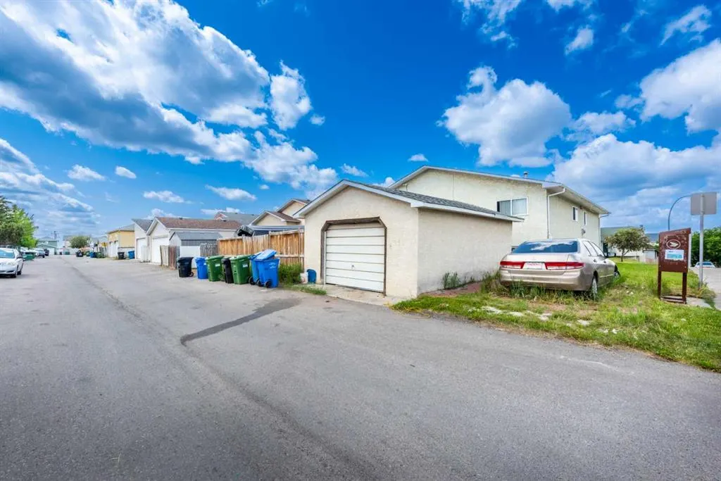 229 Martinglen Way NE