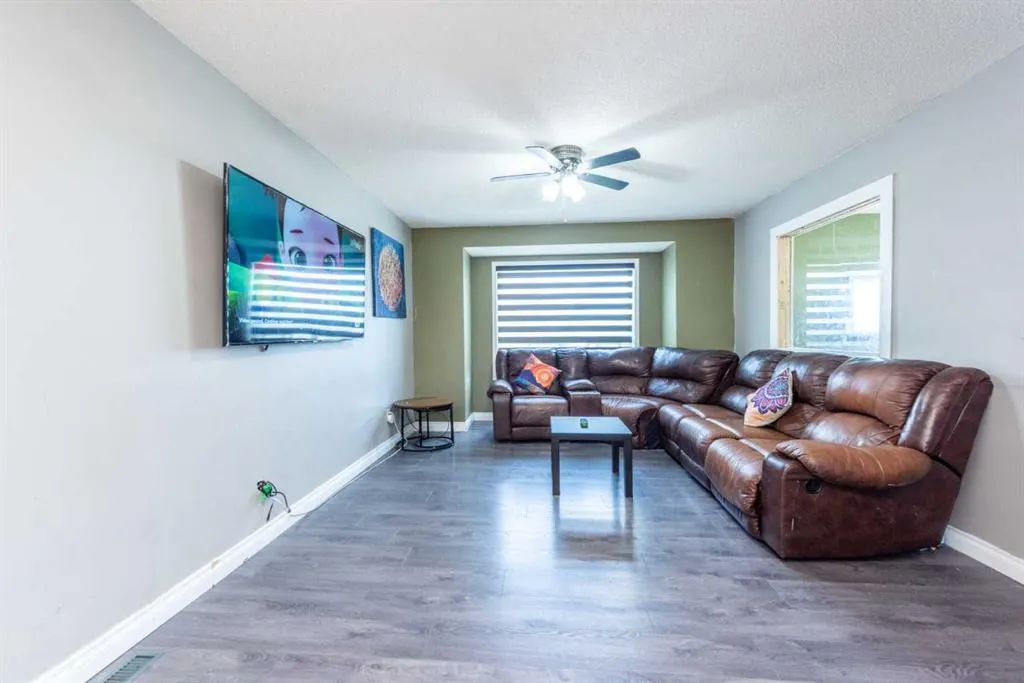 229 Martinglen Way NE