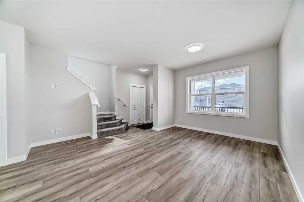 18 Corner Glen Grove NE