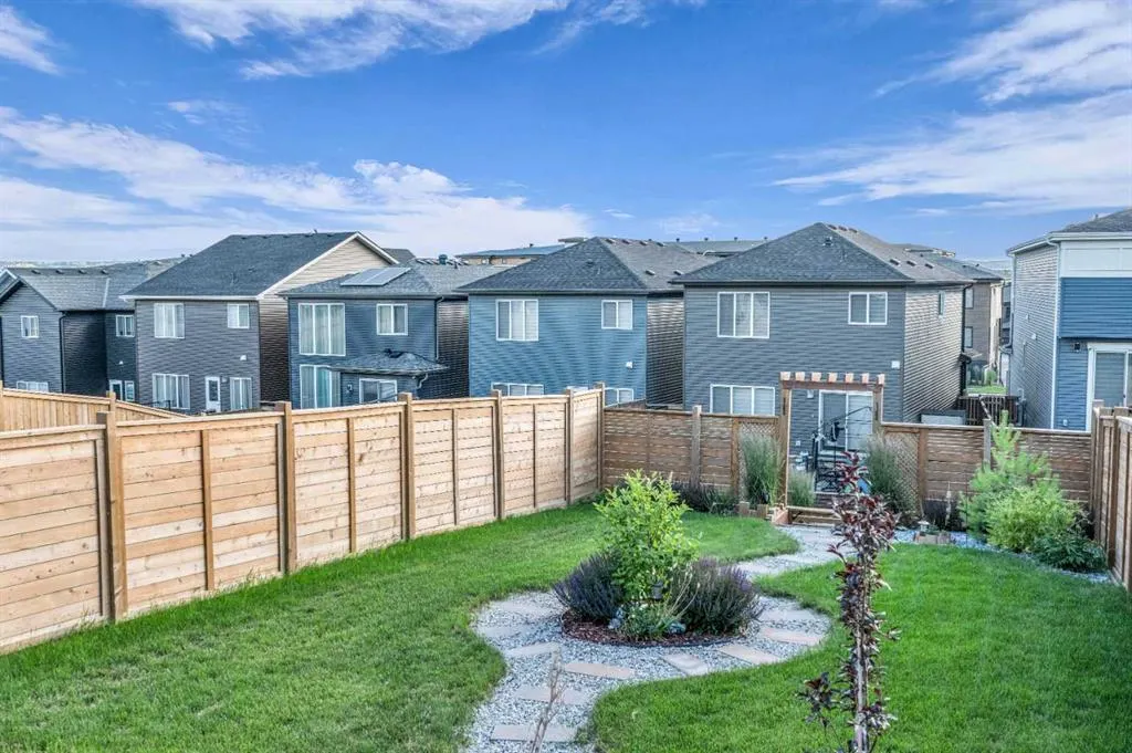 240 Lucas Crescent NW