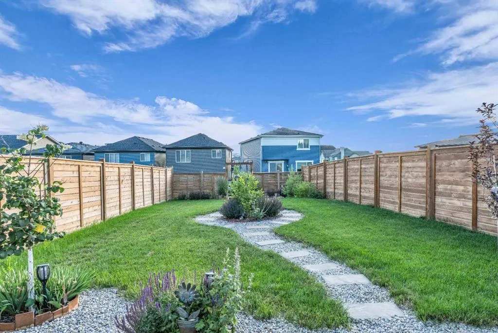 240 Lucas Crescent NW