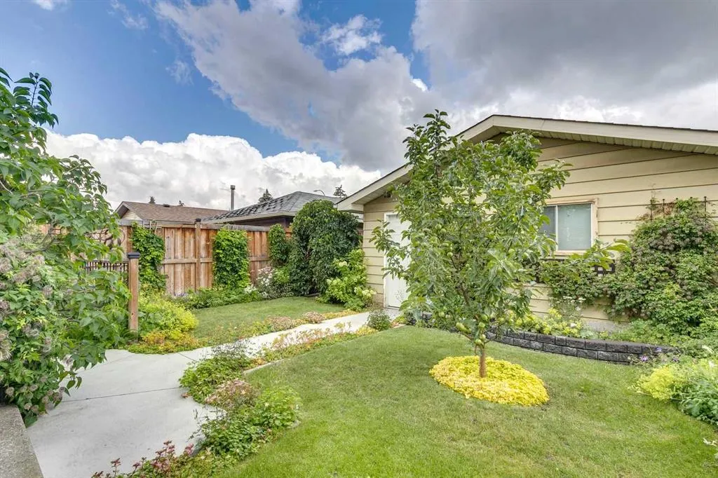 85 Erin Woods Place SE