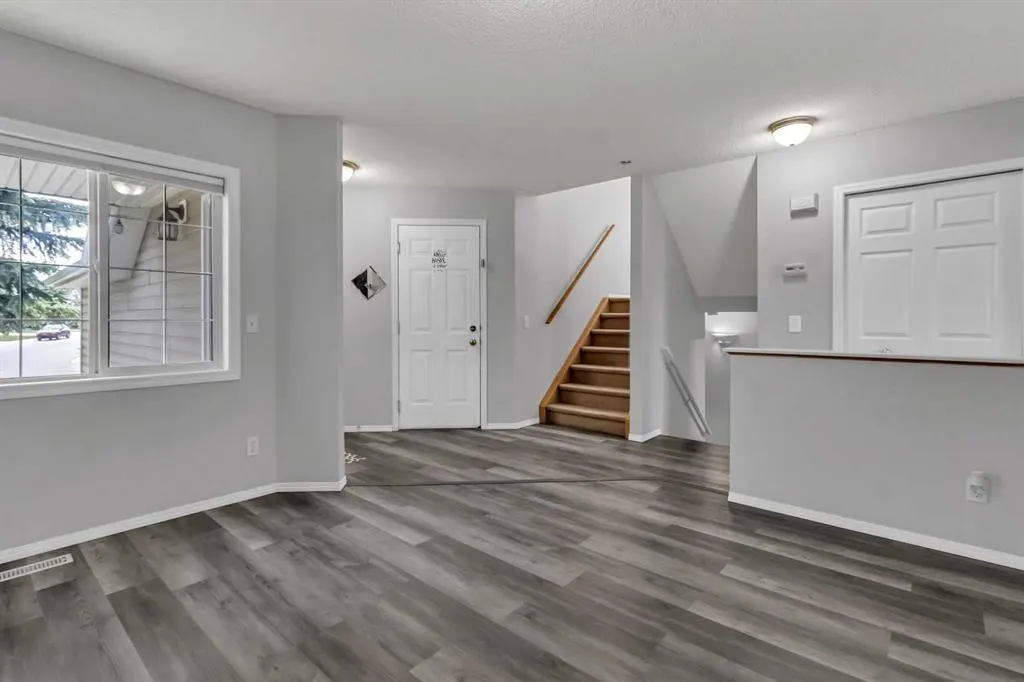 42 Royal Elm Drive NW