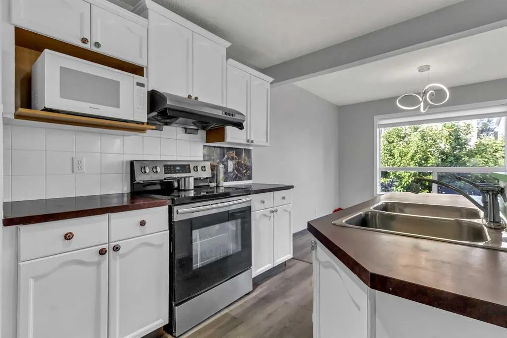 42 Royal Elm Drive NW