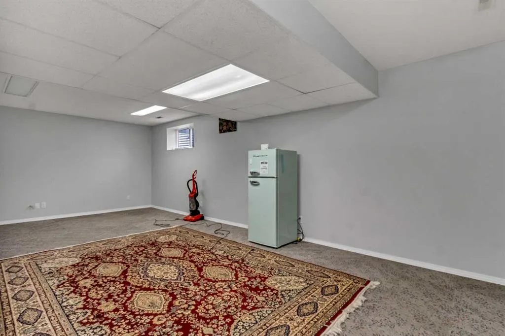 42 Royal Elm Drive NW