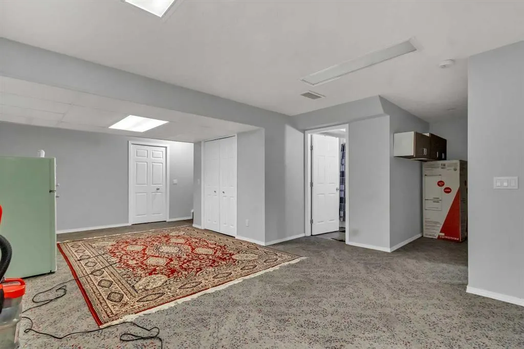42 Royal Elm Drive NW
