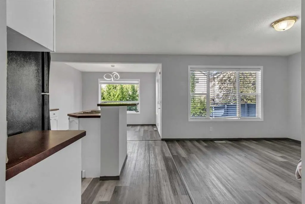 42 Royal Elm Drive NW
