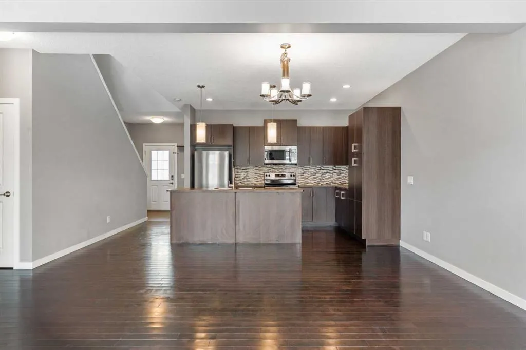 17 Skyview Point Common NE