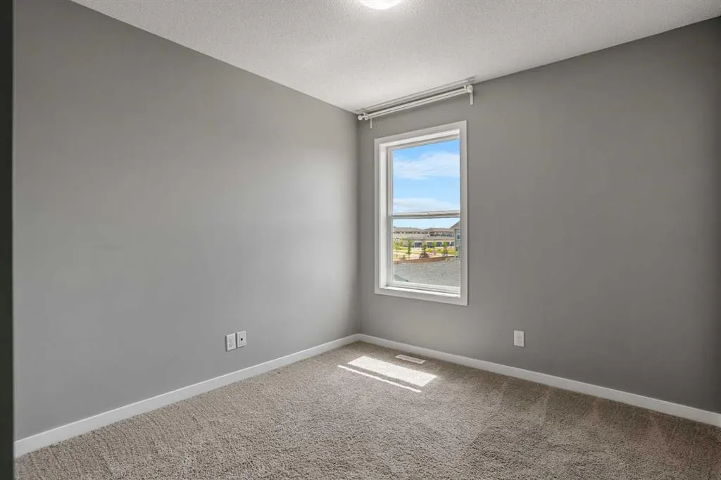 17 Skyview Point Common NE