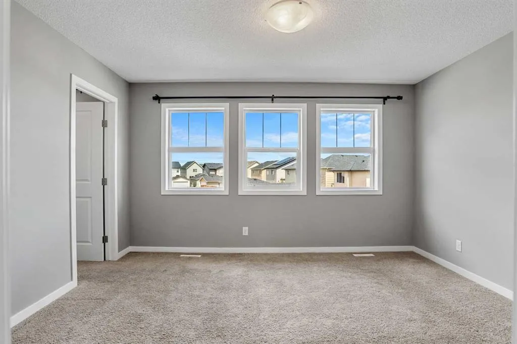 17 Skyview Point Common NE