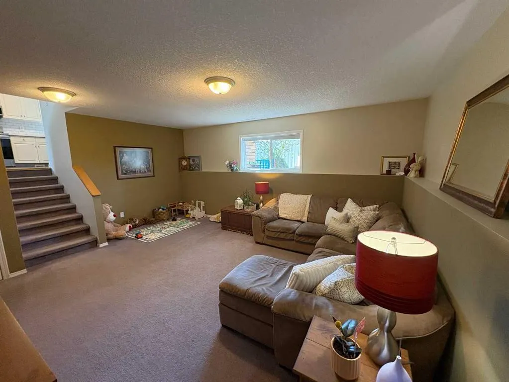 167 Mt Rundle Road W