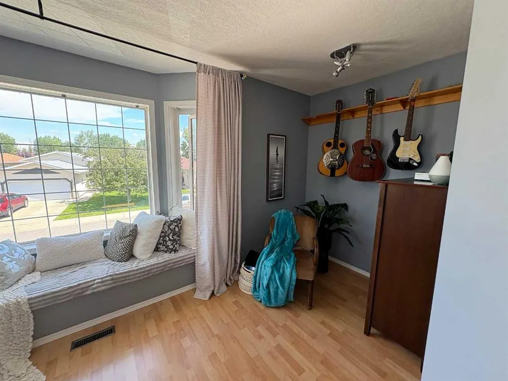 167 Mt Rundle Road W