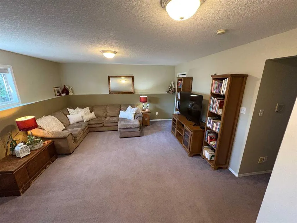 167 Mt Rundle Road W