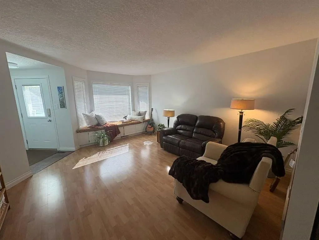 167 Mt Rundle Road W