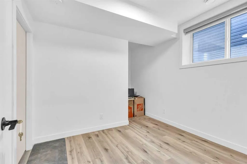 21 Ambleside Crescent NW