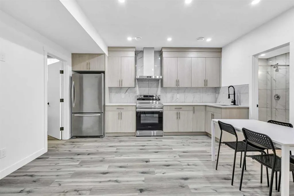 21 Ambleside Crescent NW