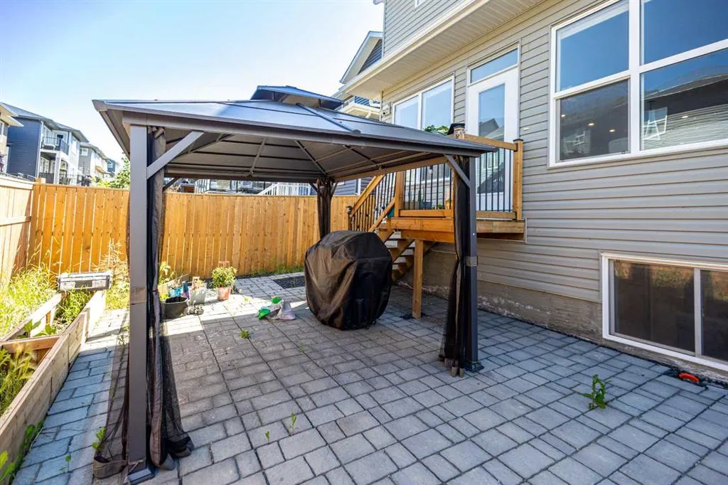 21 Ambleside Crescent NW