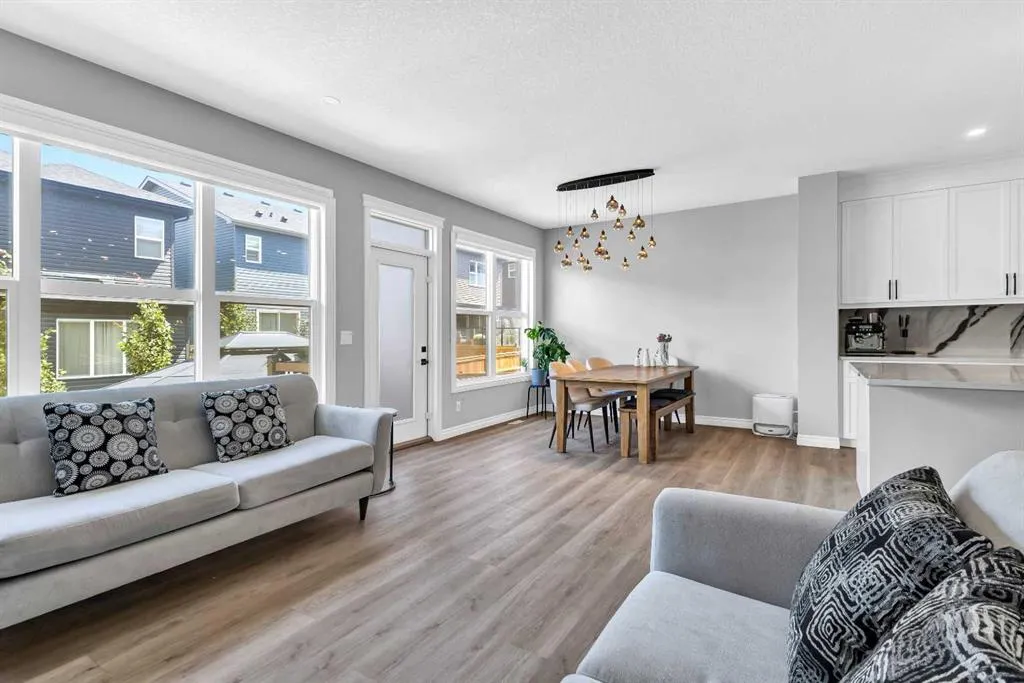 21 Ambleside Crescent NW