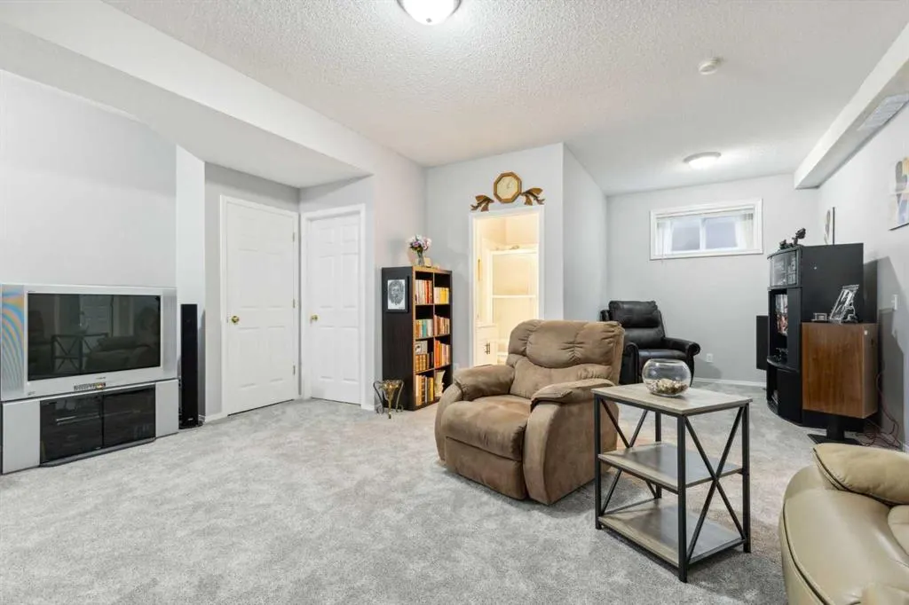 4 Martha's Meadow Place NE
