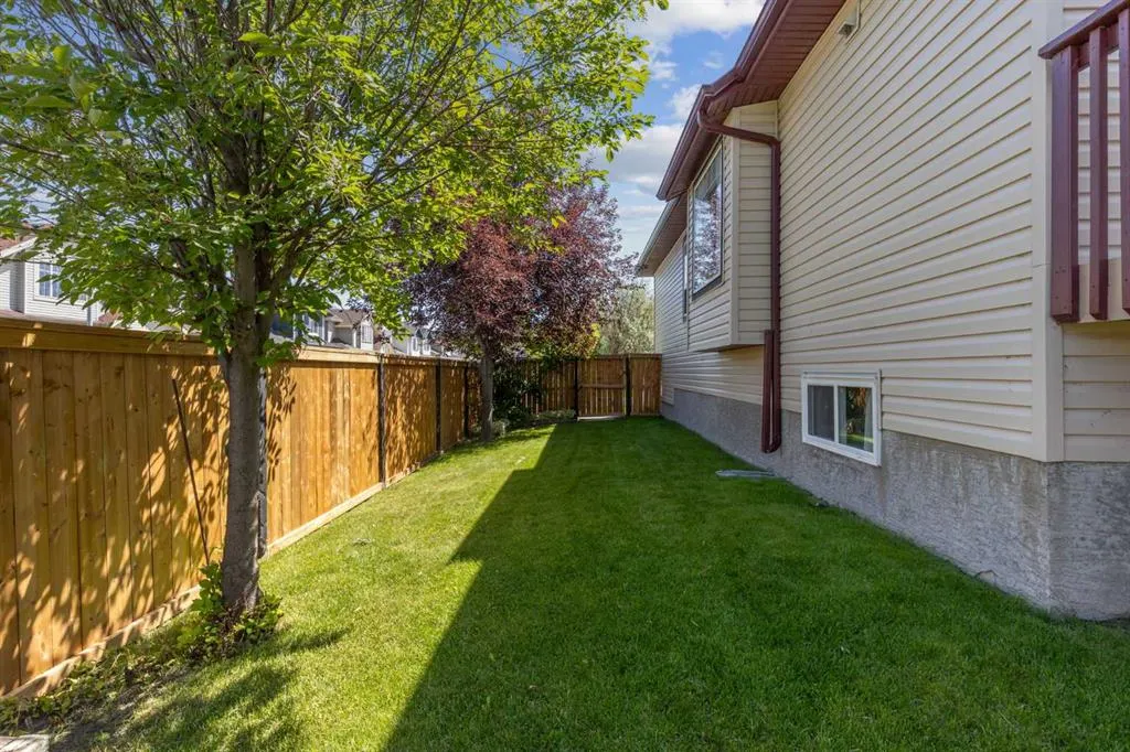 4 Martha's Meadow Place NE