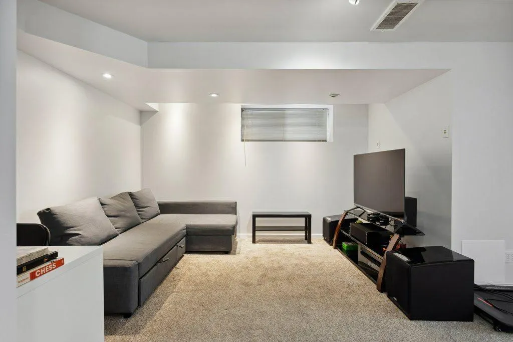 32 AUTUMN Court SE