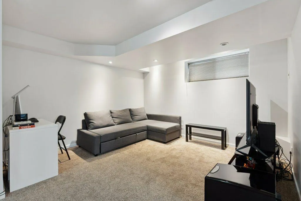 32 AUTUMN Court SE