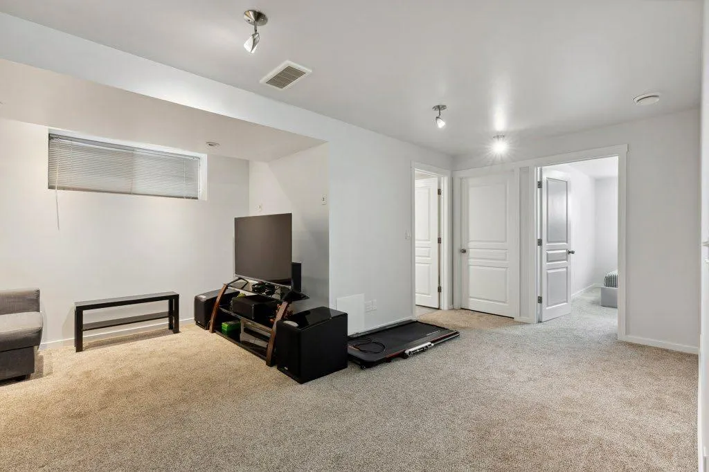 32 AUTUMN Court SE