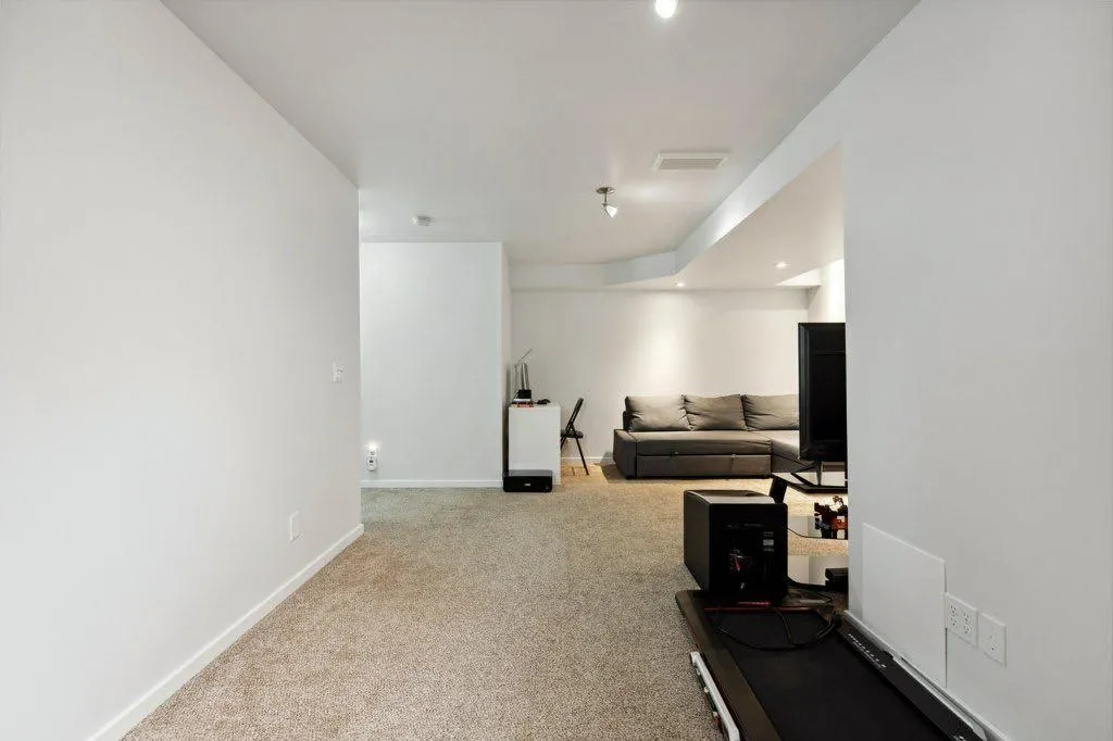 32 AUTUMN Court SE
