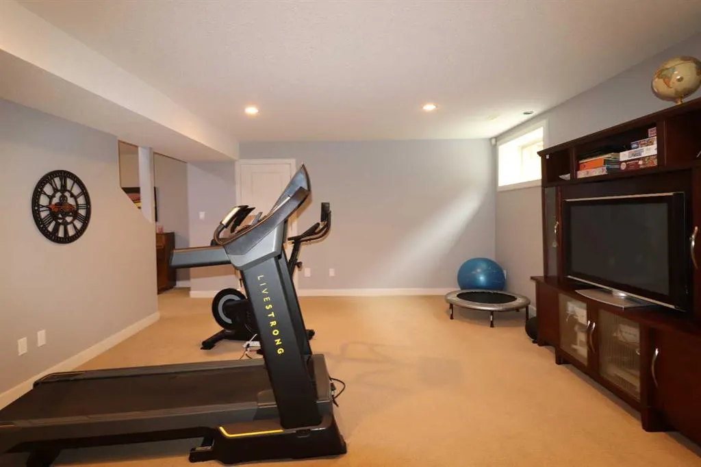22 Riverview Crescent W