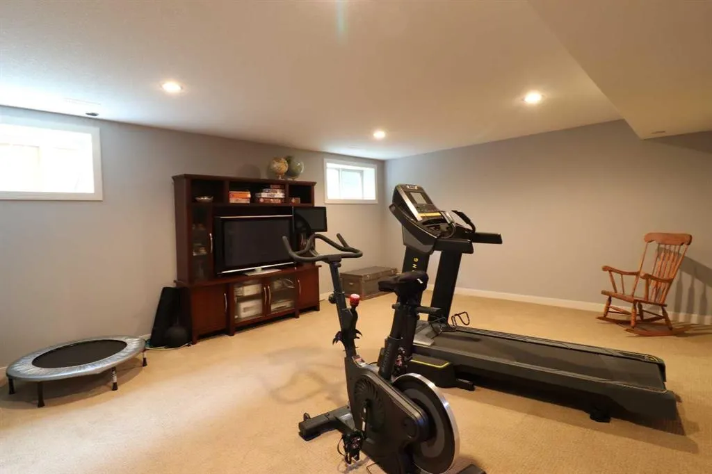 22 Riverview Crescent W