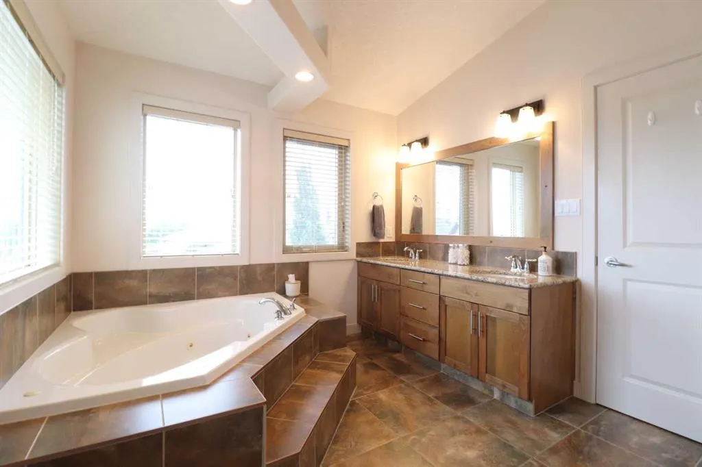 22 Riverview Crescent W