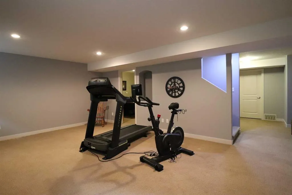 22 Riverview Crescent W