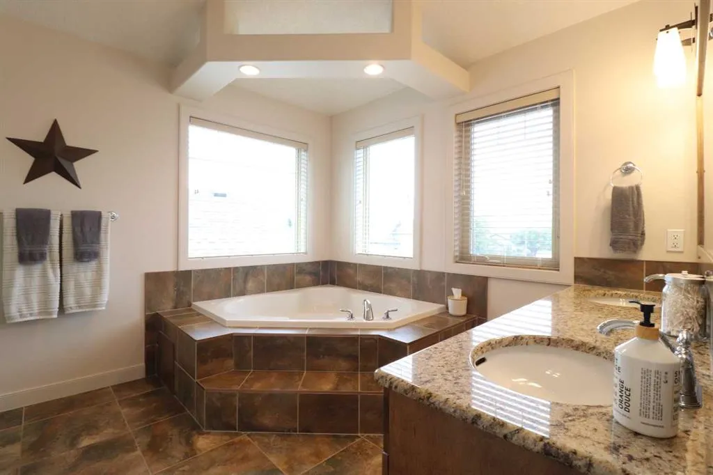 22 Riverview Crescent W