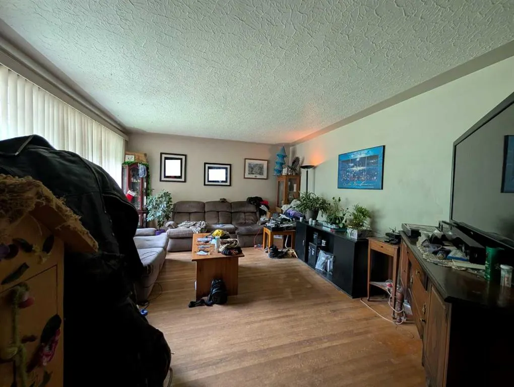 35 4 Avenue SE